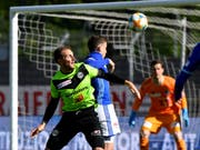 Luganos Torschütze Alexander Gerndt (links) im Zweikampf mit Luzerns Innenverteidiger Olivier Custodio (Bild: Keystone/SAMUEL GOLAY)
