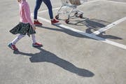 Am 19. Mai stimmt Bern darüber ab, wie es mit der Sozialhilfe weitergehen soll.Bild: Christof Schuerpf/Keystone