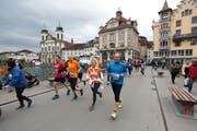 Lockere (Lauf-)Stimmung auf der Reussbrücke: Nicht die Zeit, sondern das Engagement war wichtig beim Solidaritätslauf. (Bild: Roger Zbinden, Luzern, 4. Mai 2019)