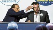 Silvio Berlusconi (links) geht bei einem Wahlkampfauftritt im Jahr 2018 Matteo Salvini zur Hand. Bild: Angelo Carconi/EPA (Rom, 1. März 2018)