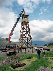 Der Hochsitz wird aufgerichtet. (Bild: Ruedi Wechsler, Buochs, 4. Mai 2019)
