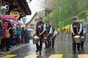 Trotz Regenschauer begeisterten die Trychler die Zuschauer am Strassenrand. (Bild: Bild: Maria Schmid (Oberägeri, 4. Mai 2019))
