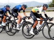 Egan Bernal (vorne rechts) muss wegen eines Schlüsselbeinbruchs auf den Giro verzichten (Bild: KEYSTONE/EPA EFE/TONI ALBIR)