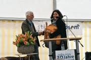 Lebte für seine Stiftung: Martin Grob freut sich sichtlich über das Abschiedsgeschenk, einen gepackten Rucksack. (Bild: PAG)