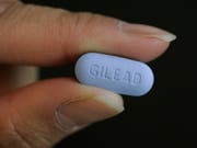 Eine Pille des HIV-Medikaments Truvada. (Bild: KEYSTONE/AP/PAUL SAKUMA)
