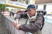 Der gebürtige Italiener Horwer Donato Brancaccio ist auf dem Kapellplatz mit Kabelbinder und Zange im Einsatz. (Bild: Michael Wyss, Luzern, 4. Mai 2019)