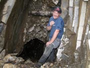 Michael Flepp vor der Kluft am Péz Regina, aus der er im Jahr 2000 tonnenschwere Kristalle bergen konnte, die ihn international bekannt machten. (Bild: PD)