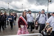 Die Gastregion Weggis Vitznau Rigi bei der Ankunft in Luzern mit dem Nauen «Max», angeführt von der Rosenkönigin Fabien Joller. (Bild: Nadia Schärli, Luzern, 4. Mai 2019 )