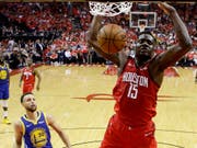 Houstons Clint Capela beim Dunk gegen die Golden State Warriors (Bild: KEYSTONE/FR171023 AP/ERIC CHRISTIAN SMITH)