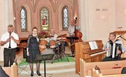Die Querbeat-Band mit Opernsängerin Judith Dürr. (Bild: Heidy Beyeler)