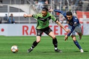 Die Luzerner fanden den Tritt nicht: Ruben Vargas (rechts) gegen Luganos Fabio Daprelà. (Bild: Samuel Golay/Keystone (Lugano, 5. Mai 2019))