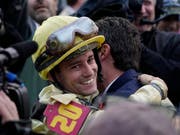 Flavien Prat (lachend im Vordergrund) mit Country House wurde nachträglich zum Sieger im 145. Kentucky Derby erklärt (Bild: KEYSTONE/AP/MATT SLOCUM)