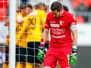 Sions Goalie Kevin Fickentscher wird von seinen Vorderleuten öfter im Stich gelassen (Bild: KEYSTONE/VALENTIN FLAURAUD)