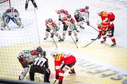 Die Spieler beim Bully. (Bilder: Andrea Stalder)