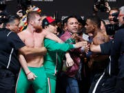 Saul Canelo Alvarez (links) fehlt nur noch der WBO-WM-Titel, um der uneingeschränkte König der Profiboxer im Mittelgewicht zu sein (Bild: KEYSTONE/AP/JOHN LOCHER)