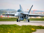 Ein F/A-18-Super-Hornet-Kampfjet des US-Herstellers Boeing beim Flugtest in Payerne VD Ende April. (Bild: KEYSTONE/VALENTIN FLAURAUD)