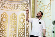 Zemri Neziri, einer der freiwilligen Helfer, führte am Sonntagvormittag durch die Räumlichkeiten der Moschee. (Bild: Christof Lampart)