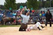 Im Schlussgang trifft Pirmin Reichmuth (hellblau) auf Marcel Bieri (weiss). Pirmin Reichmuth gewinnt das 100. Zuger Kantonalschwingfest. (Bild: Maria Schmid, Rotkreuz, 5. Mai 2019)
