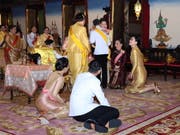 Der frische gekrönte König umarmt seine Schwester Prinzessin Ubolratana Mahidol im Königspalast in Bangkok. (Bild: Keystone/EPA/ROYAL HOUSEHOLD BUREAU / HANDOUT)