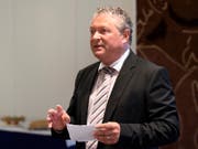 Der Glarner Landammann Andrea Bettiga (FDP) eröffnete die Landsgemeinde am Sonntagmorgen bei garstigen äusseren Bedingungen (Archivbild). (Bild: KEYSTONE/ANTHONY ANEX)
