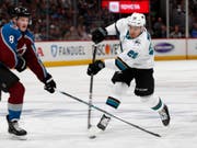 Timo Meier (rechts) bei einem fulminanten Abschluss (Bild: KEYSTONE/AP/DAVID ZALUBOWSKI)