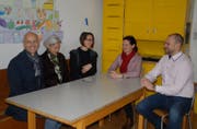 Diskussionen im Hort Tannegg: Die Architekten Martin Schneider und Heidi Stoffel, Karin Helbling, Leiterin der Schule mit Tagesstruktur, Schulpräsidentin Seraina Perini und Cvjetko Miljic. (Bild: Kurt Peter)