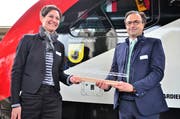 Daria Martinoni, Leiterin Region Ost SBB, und der Romanshorner Stadtpräsident David H. Bon taufen am Samstag den neuen Fernverkehr-Doppelstockzug auf den Namen «Romanshorn». (Bild: Max Eichenberger)
