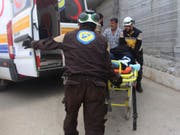 Die oppositionelle Zivilschutztruppe Weisshelme bringen einen verletzten Mann in Ehssem, im Süden der Provinz Idlib, ins Spital. (Bild: KEYSTONE/AP Syrian Civil Defense White Helmets/UNCREDITED)
