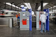 Bahnhof Luzern aufgenommen am 08.09.2011 Bild Remo Naegeli. Zug Bahn SBB Pendler Bilette Ticket Fahrkarte Automat