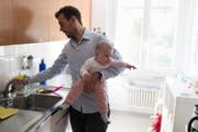 Junge Väter möchten gern Zeit mit ihren Kindern verbringen; die Frage ist, wie viel. (Bild: Keystone/Gaetan Bally)