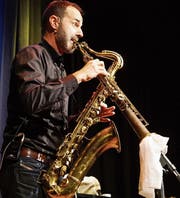 Peter Lenzin begeisterte mit Wort, Witz und Musik – hier mit «Blues In The Closet» mit Sopran- und Tenor-Saxofon. (Bild: Andrea Kobler)