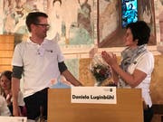 Der designierte Präsident Daniel Vontobel überreicht der abtretenden Daniela Luginbühl einen Blumenstrauss. (Bild: Samuel Koch)