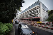 Die Passerelle soll über den Unteren Graben ans nordöstliche Ende des Parkhausgebäudes in die Baulücke (rechts) führen. (Bild: Benjamin Manser)