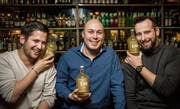 Die drei «Dr. Ginger»-Erfinder Patrick Stauffacher, Robin Schmanau und Blerton Gashi sitzen mit ihren Ingwer-Likör-Flaschen im Peggy O’Neills, welches das Getränk seit einiger Zeit in seinem Sortiment führt. (Bild: Reto Martin)