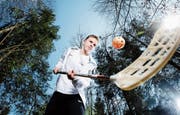 Zaubert im Langholz in Hünenberg mit dem Ball: der Schweizer U19-Nationalspieler Severin Nigg Bild: Stefan Kaiser (Hünenberg, 17. April 2019)