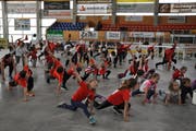 Dehnen, strecken und atmen: Zum Abschluss der Turnstunde werden müde Muskeln gedehnt und gestreckt. (Bilder: Kathrin Meier-Gross)