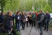 Heiko Hörster (am Spektiv) vom Vogelschutzverein erklärt den Interessenten, was sie sehen und hören können. (Bild: Inka Grabowsky)