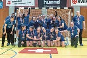 Die U18-Frauen des LK Zug freuen sich über den Schweizer Meistertitel nach dem Finalsieg über Herzogenbuchsee. Bild: Patrick Hürlimann (Zug, 4. Mai 2019)