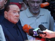 Der italienische Ex-Ministerpräsident Silvio Berlusconi, der vergangene Woche wegen eines Darmverschlusses operiert werden musste, hat am Montag das Mailänder Spital verlassen, in der er sich seit Dienstag aufhielt. «Ich habe um mein Leben gezittert», sagte der 82-Jährige. (Bild: KEYSTONE/EPA ANSA/MATTEO BAZZI)