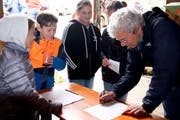 Richtig oder falsch? Mathis Müller korrigiert unter Beobachtung die Antworten auf 12 Fragen über Pflanzen und Tiere. (Bild: Andreas Taverner)
