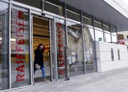 Die Raiffeisenbank-Filiale in Oberägeri wird nächstes Jahr geschlossen. (Bild: Werner Schelbert, 22. März 2018)