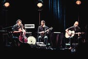 «Heinz de Specht» auf der Konzertbühne: Roman Riklin, Daniel Schaub und Christian Weiss. (Bild: PD/Tabea Hüberli)