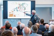 Der Wattwiler Hans Büchler erzählte am Workshop von Jost Bürgi und seiner Zeit. (Bild: Sascha Erni)