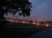 Mit dem Einsatz von sogenannten Frostkerzen versuchen Obstbauern ihre Pflanzungen vor den kalten Temperaturen zu schützen. (Bild: Guido Bösch, Grosswangen, 6. Mai 2019, 5.29 Uhr)