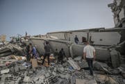 Palästinenser inspizieren ein Haus, das durch israelische Luftangriffe zerstört wurde. Bild: EPA/Mohammed Saber (Gaza, 6. Mai 2019)