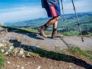 Die Menschen erholen sich laut einer Studie gerne in der Natur, sofern diese nicht zu wild ist und über gute Wanderwege verfügt: Wanderer auf der Ebenalp AI im Herbst 2018. (Bild: KEYSTONE/MELANIE DUCHENE)