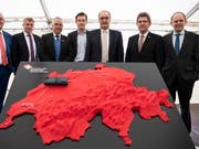 Bundesrat Guy Parmelin (dritter von rechts) hat am Montag in Biel den Grundstein für den Switzerland Innovation Park gelegt. (Bild: KEYSTONE/PETER SCHNEIDER)