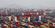Blick auf den Hafen von Schanghai: China ist der weltweit grösste Exporteur von Waren. Bild: Qilai Shen/EPA (11. Mai 2012)