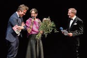 Galaparty: Intendant Benedikt von Peter, die gefeierte Tanzdirektorin Kathleen McNurney, Moderator Kurt Aeschbacher. (Bild: LT/Ingo Höhn)