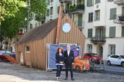Tamara Renner, Co-Präsidentin des Vereins Vicino Luzern, und der Luzerner Stadtrat Martin Merki vor dem provisorischen Vicino-Pavillon im Bleichergärtli im Quartier Hirschmatt/Neustadt in der Stadt Luzern. Bild: Nadia Schärli (Luzern, 6. Mai 2019)